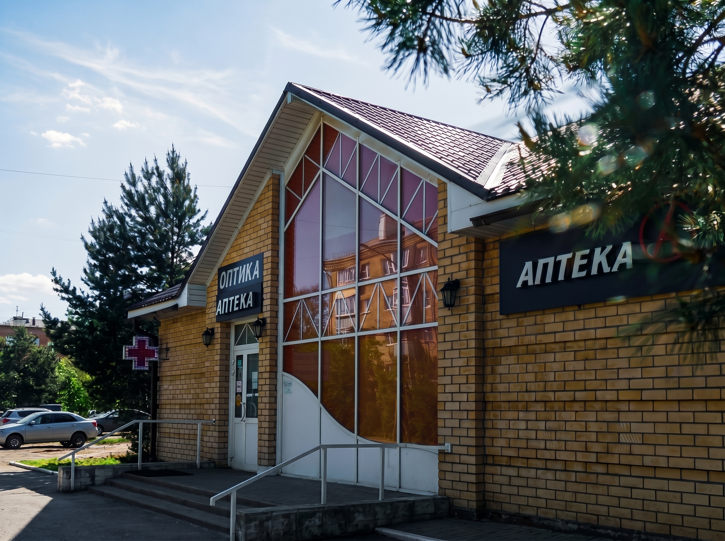 Бывшая сеть кондитерских «Сластена», в настоящее время — аптека «Апрель»
