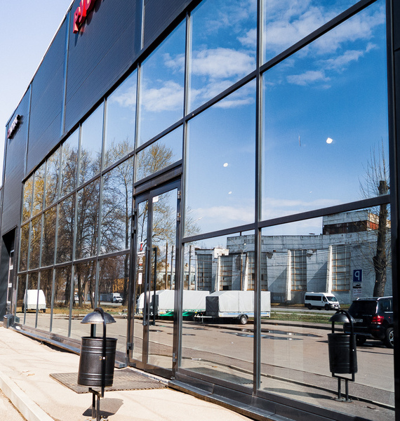 Фасад с тёплой входной группой (с дверью)