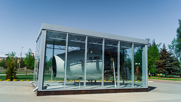 Выставочные двигатели, главный вход на завод «Сатурн»